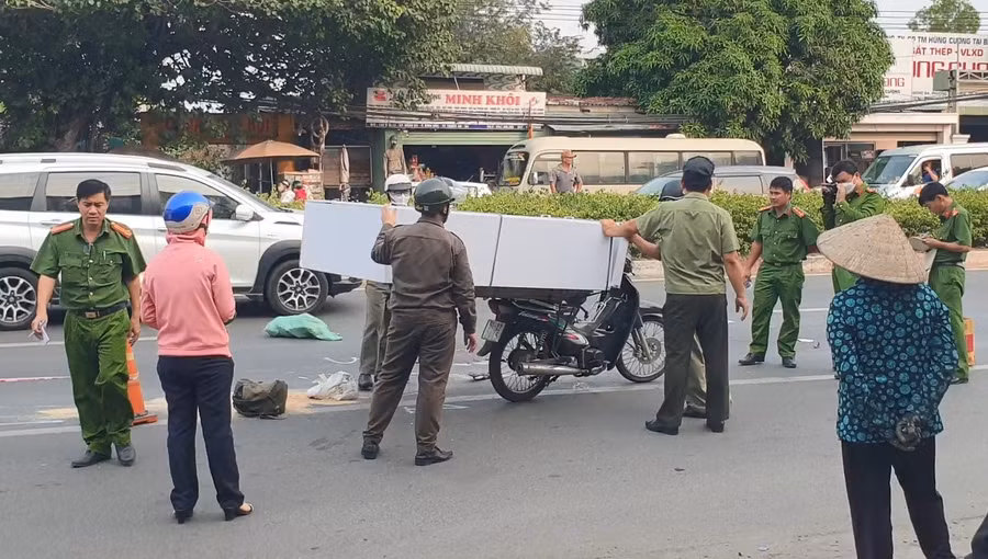 Lực lượng công an khám nghiệm hiện trường. Lực lượng công an khám nghiệm hiện trường.