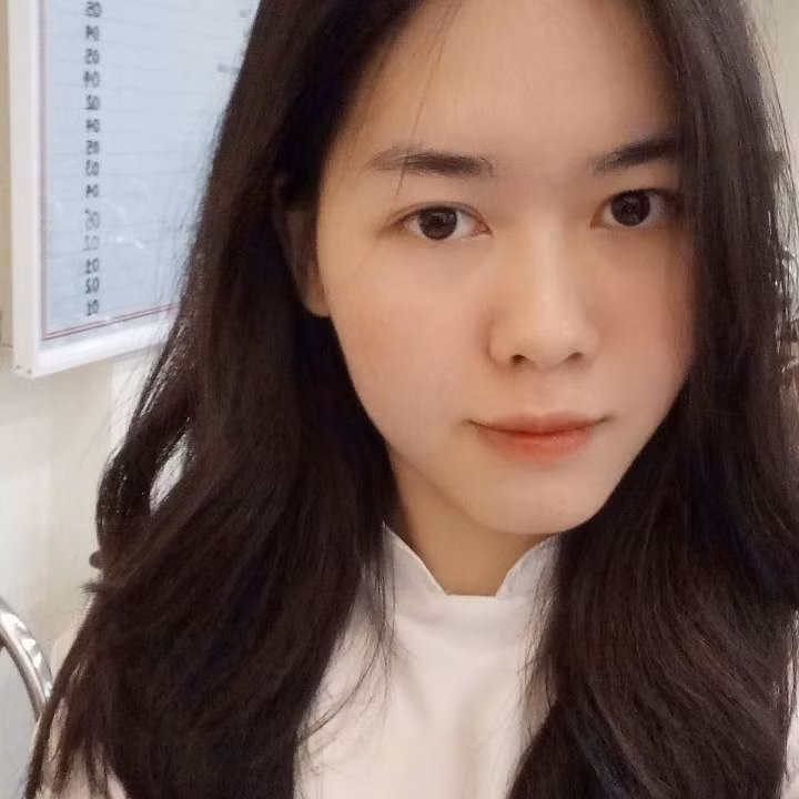 Thảo Nguyên giành hai điểm 10 môn GDCD và Lịch sử. Ảnh: NVCC.