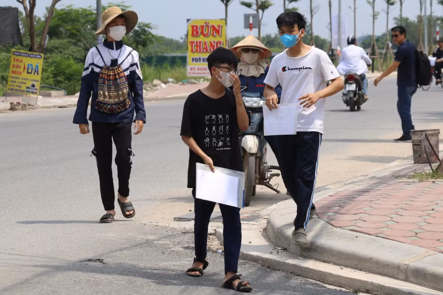 Chiều 2/6, thí sinh có mặt tại điểm thi Trường THPT Văn Giang để làm thủ tục dự thi. Ảnh: TG.