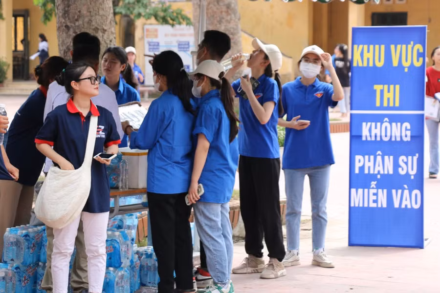 Thanh niên tình nguyện phát nước miễn phí cho thí sinh. Ảnh: TG.