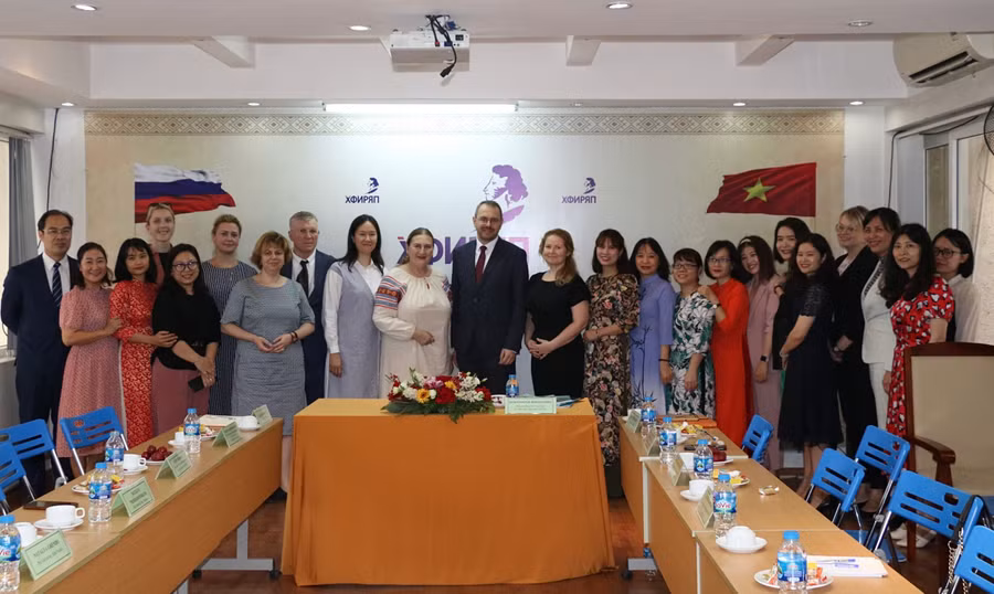 Thứ trưởng Bộ Khoa học và Giáo dục đại học Liên bang Nga Konstantin Mogilevsky chụp hình lưu niệm với cán bộ nhân viên Phân viện Puskin.