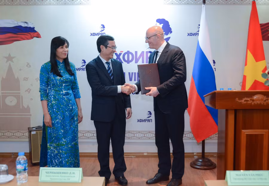 Phó Thủ tướng Nga Dmitry Chernyshenko trao thư cảm ơn chính thức cho Bộ GD&amp;ĐT Việt Nam.