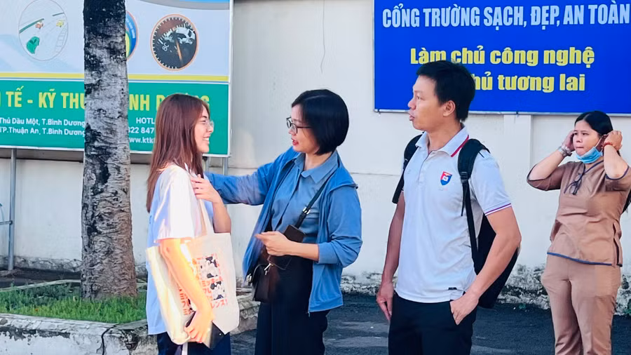 Phụ huynh và giáo viên động viên các em trước khi vào phòng thi.