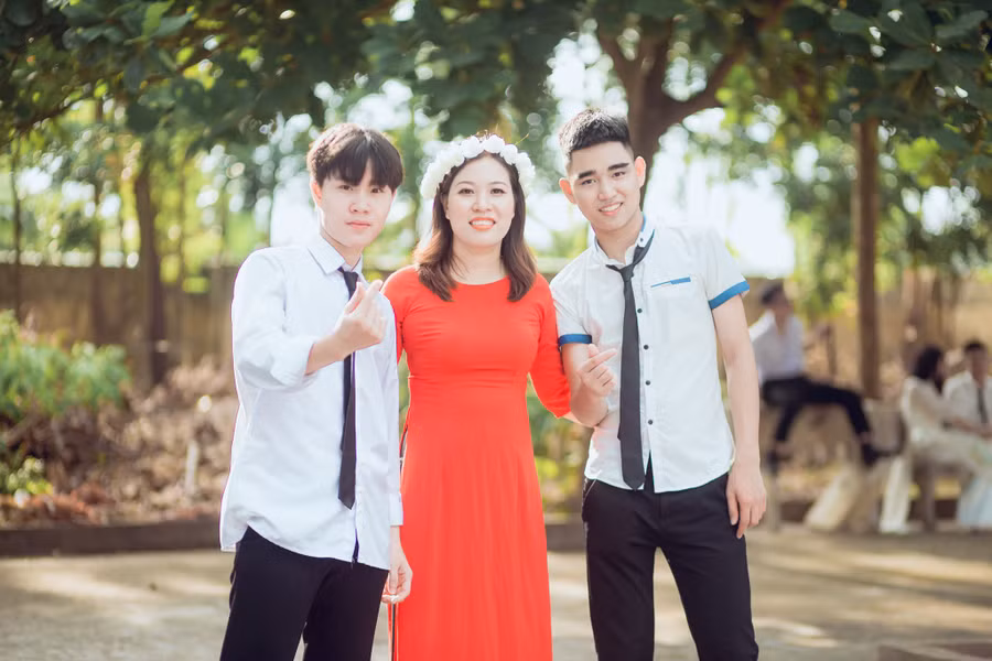 Cô Nguyễn Thuỳ Dung chụp ảnh lưu niệm cùng học trò. Ảnh: NVCC.