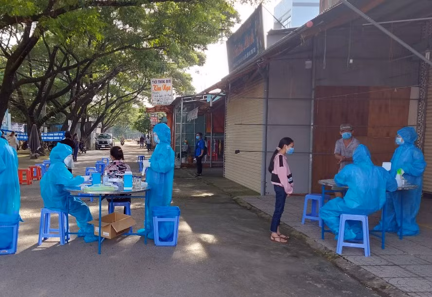 Lực lượng y tế thực hiện xét nghiệm Covid-19 tại Đồng Nai. (Ảnh: CDC Đồng Nai)