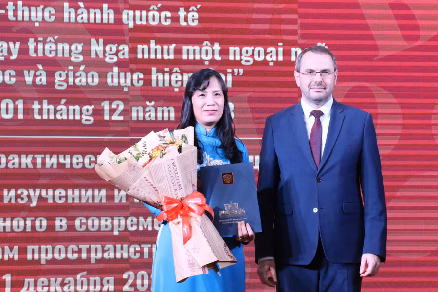 Thứ trưởng Bộ Khoa học và Giáo dục đại học Liên bang Nga Mogilevsky Konstantin Ilyich tặng hoa cho Phân viện Puskin. Thứ trưởng Bộ Khoa học và Giáo dục đại học Liên bang Nga Mogilevsky Konstantin Ilyich tặng hoa cho Phân viện Puskin.