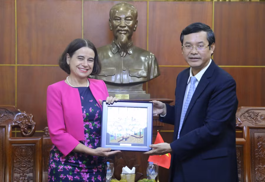 Thứ trưởng Nguyễn Văn Phúc (phải) chúc mừng bà Robyn Mudie (trái) kết thúc nhiệm kỳ thành công tại Việt Nam.