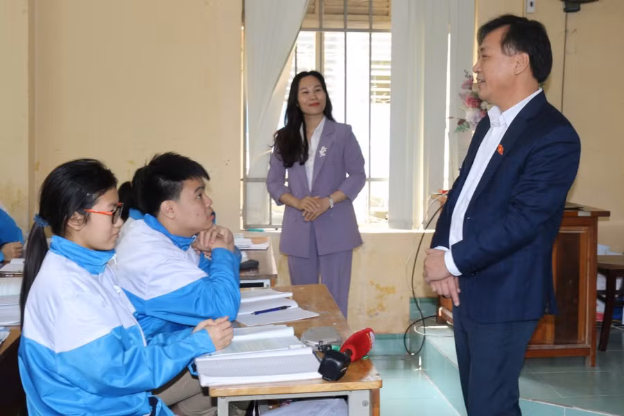 Phó Chủ nhiệm Uỷ ban Văn hóa, Giáo dục của Quốc hội Phan Viết Lượng thăm làm việc tại Trường THPT Chuyên Hưng Yên.