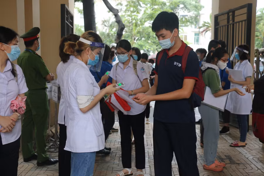 Thí sinh đo thân nhiệt, sát khuẩn trước khi vào phòng thi.