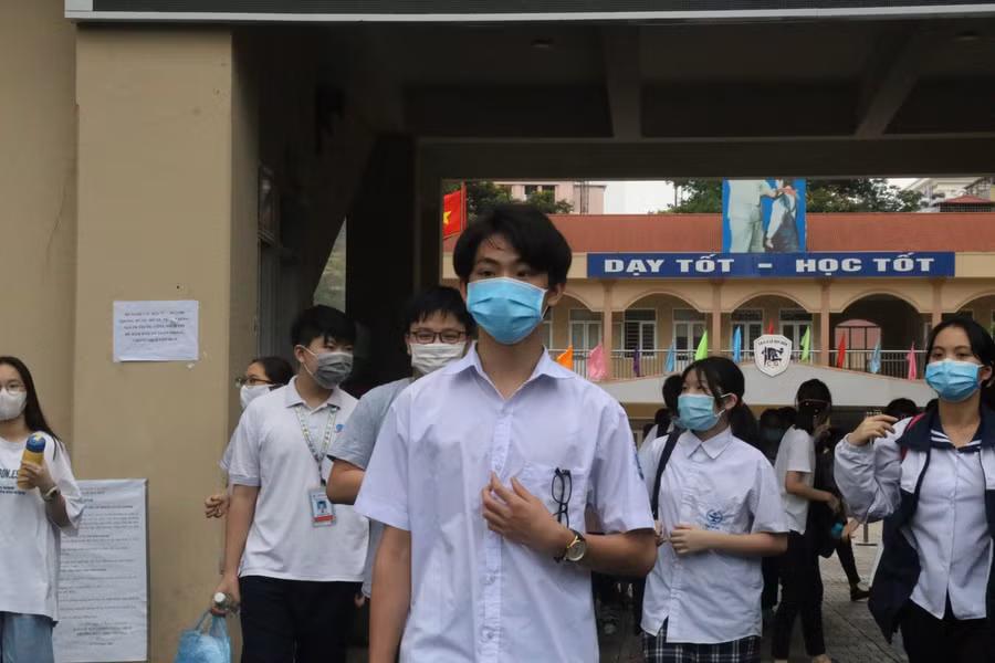 Thí sinh ra về sau buổi thi đầu tiên.