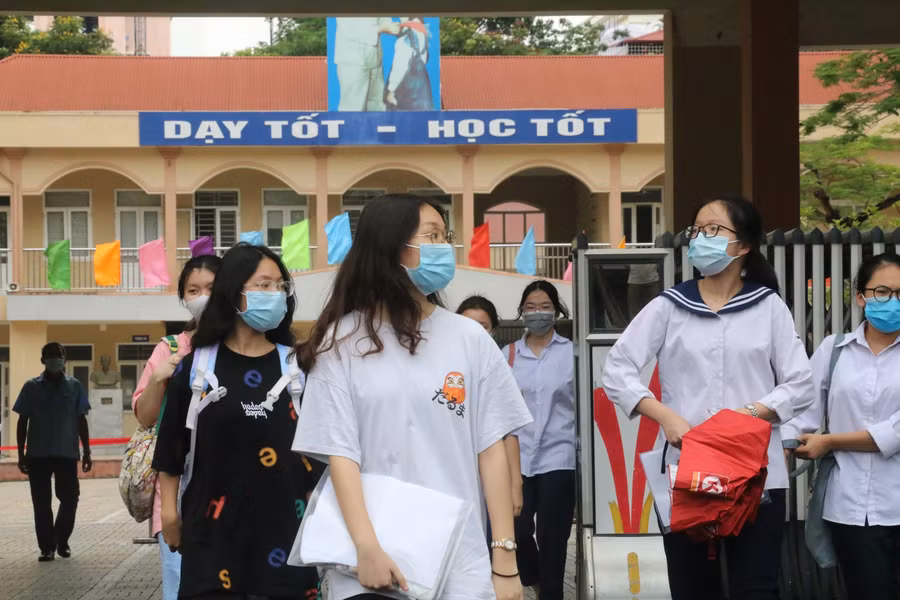 Thí sinh nhanh chóng rời khỏi điểm thi.