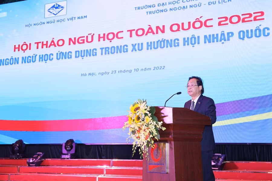 PGS. TS Nguyễn Lân Trung, Chủ tịch Hội Ngôn ngữ học Việt Nam phát biểu tại Hội thảo.