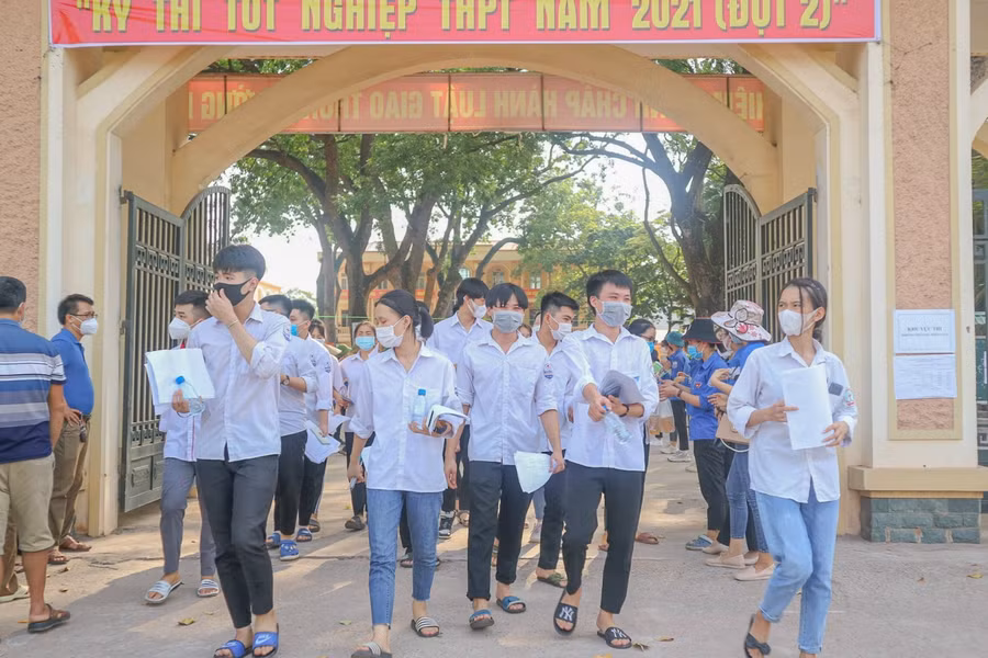 Thí sinh Điểm thi trường THPT Tân Yên số 1 hoàn thành bài tổ hợp.