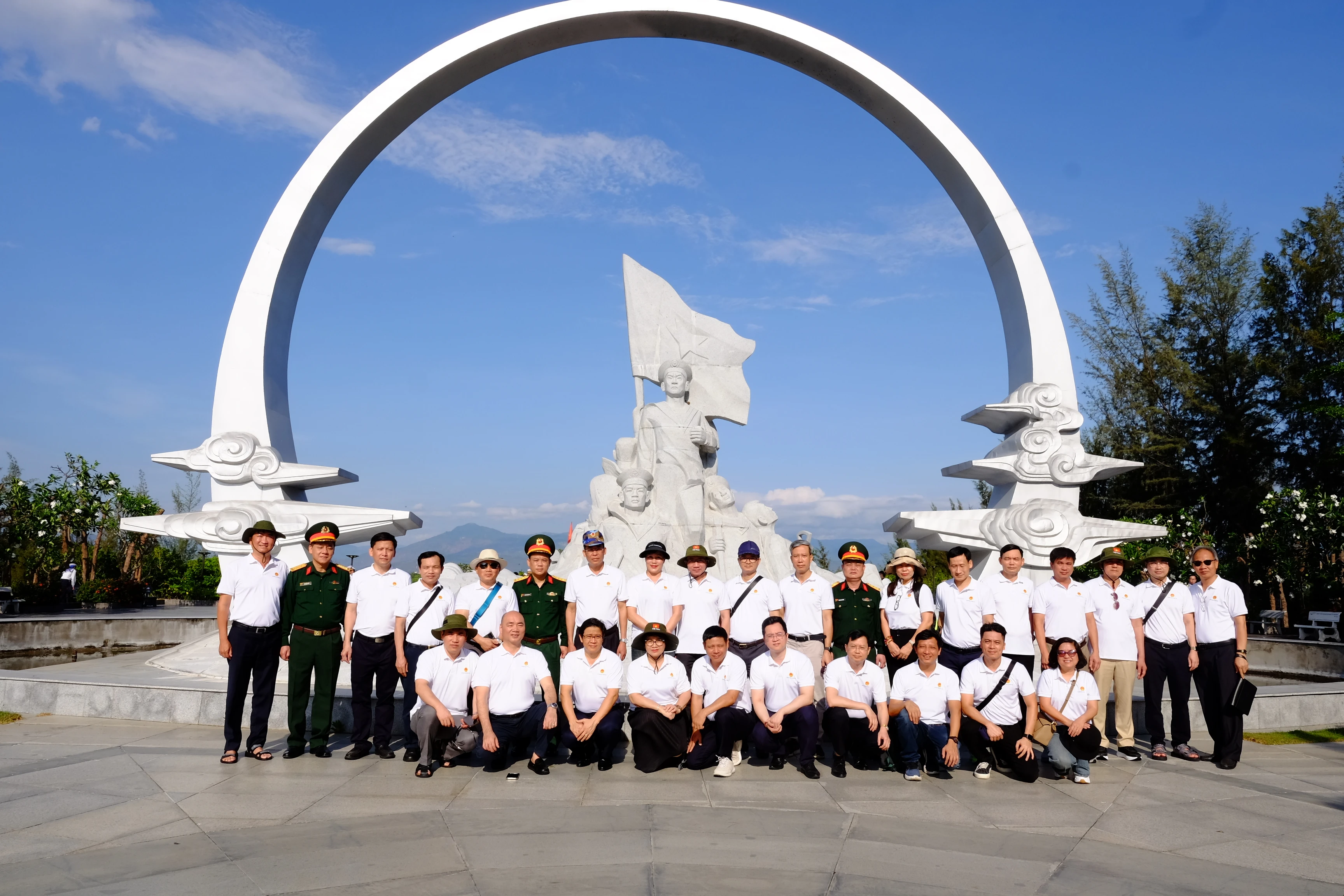 Đoàn công tác chụp ảnh lưu niệm tại khu tưởng niệm Chiến sĩ Gạc Ma. Đoàn công tác chụp ảnh lưu niệm tại khu tưởng niệm Chiến sĩ Gạc Ma.