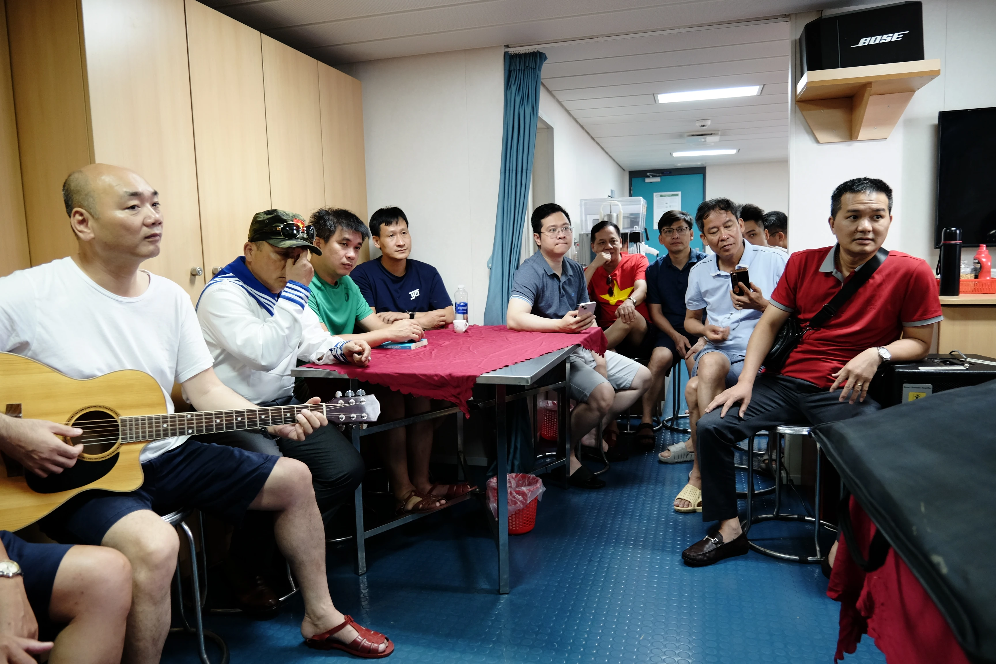 Thành viên của đoàn tích cực luyện tập văn nghệ trong thời gian hành trình trên biển. Thành viên của đoàn tích cực luyện tập văn nghệ trong thời gian hành trình trên biển.