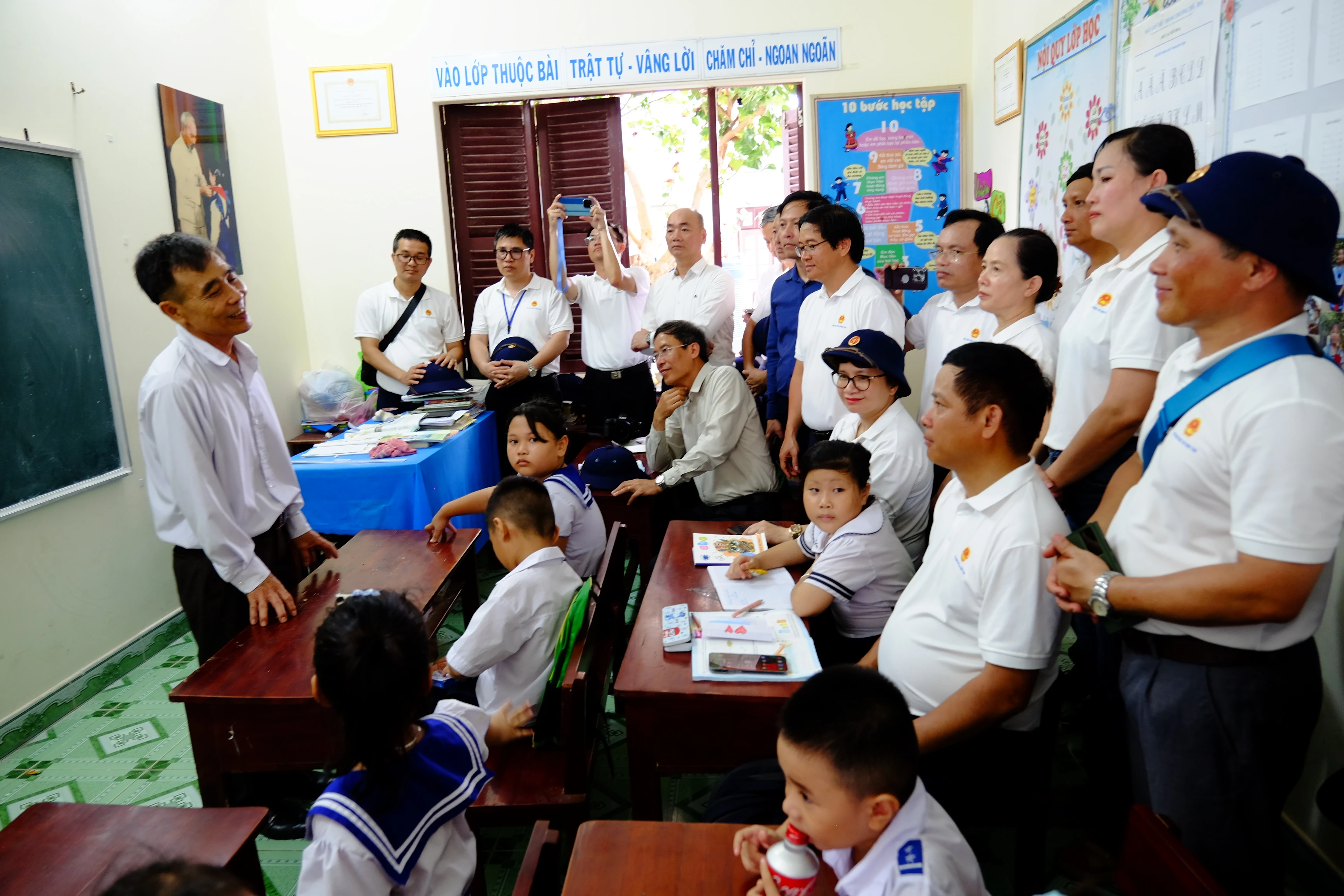 Đoàn công tác thăm hỏi và chia sẻ cùng thầy Lê Xuân Hạnh – giáo viên Trường tiểu học Thị trấn Trường Sa và các em học sinh. Đoàn công tác thăm hỏi và chia sẻ cùng thầy Lê Xuân Hạnh – giáo viên Trường tiểu học Thị trấn Trường Sa và các em học sinh.
