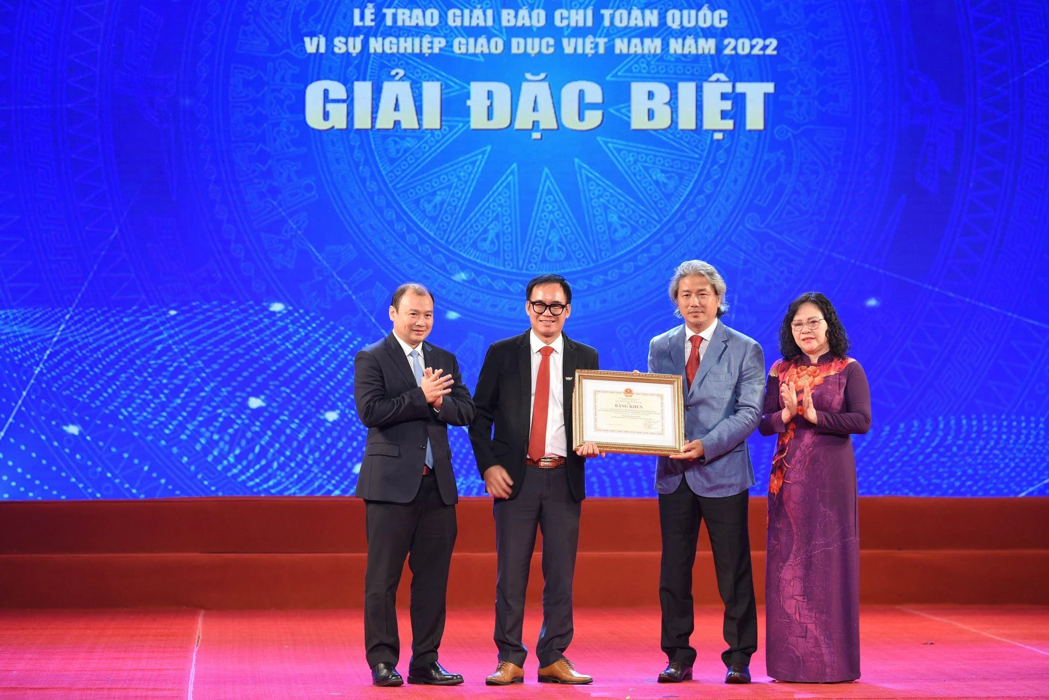 Ông Lê Hải Bình, Ủy viên dự khuyết Trung ương Đảng, Phó Trưởng ban Tuyên giáo Trung ương và bà Ngô Thị Minh, Thứ trưởng Bộ Giáo dục và Đào tạo trao giải Đặc biệt. Ông Lê Hải Bình, Ủy viên dự khuyết Trung ương Đảng, Phó Trưởng ban Tuyên giáo Trung ương và bà Ngô Thị Minh, Thứ trưởng Bộ Giáo dục và Đào tạo trao giải Đặc biệt.
