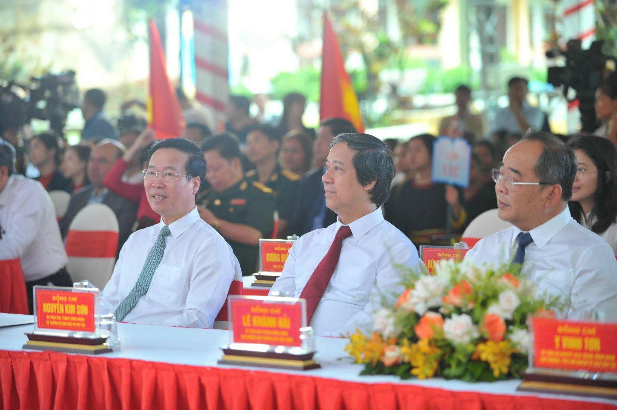 Chủ tịch nước Võ Văn Thưởng, Bộ trưởng Bộ GD&amp;ĐT Nguyễn Kim Sơn, cùng các đại biểu dự lễ khai giảng.