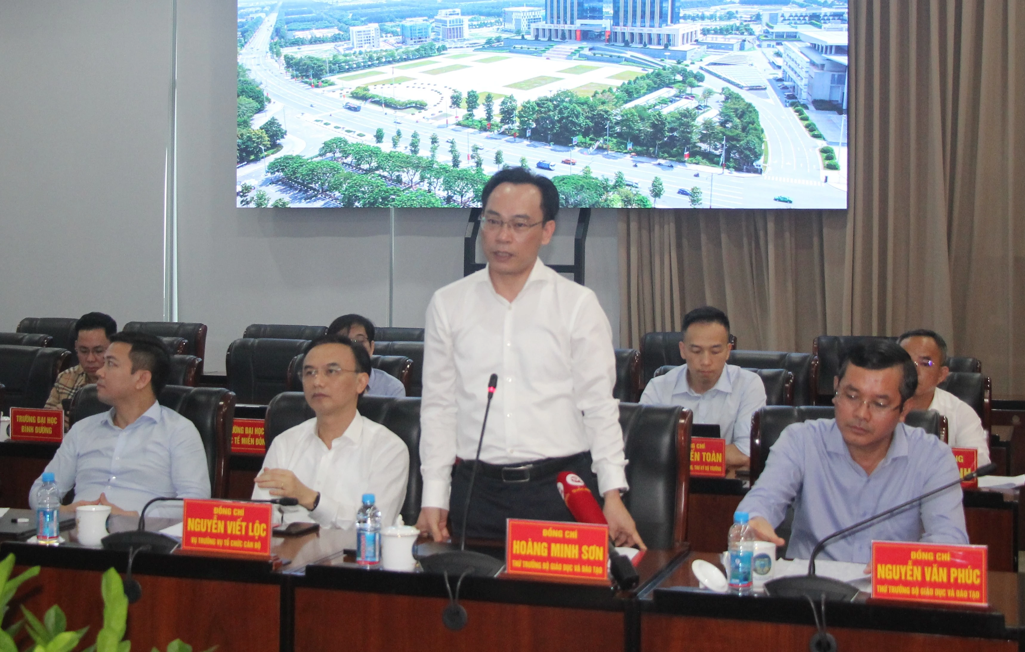 Thứ trưởng Hoàng Minh Sơn trao đổi vấn đề phát triển nhân lực với tỉnh Bình Dương. Thứ trưởng Hoàng Minh Sơn trao đổi vấn đề phát triển nhân lực với tỉnh Bình Dương.