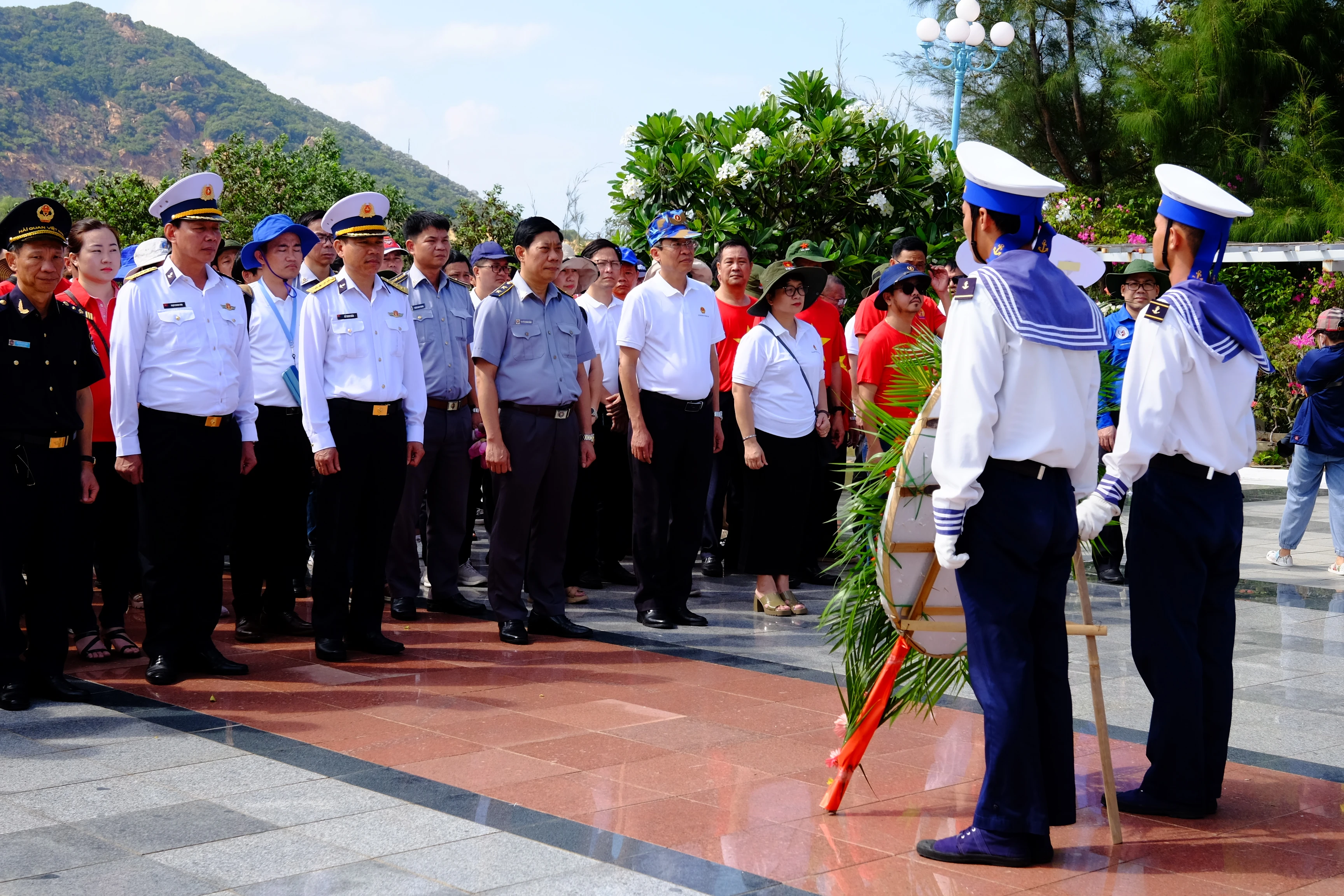 Đoàn công tác thăm, dâng hương tại khu tưởng niệm Chiến sĩ Gạc Ma. Đoàn công tác thăm, dâng hương tại khu tưởng niệm Chiến sĩ Gạc Ma.