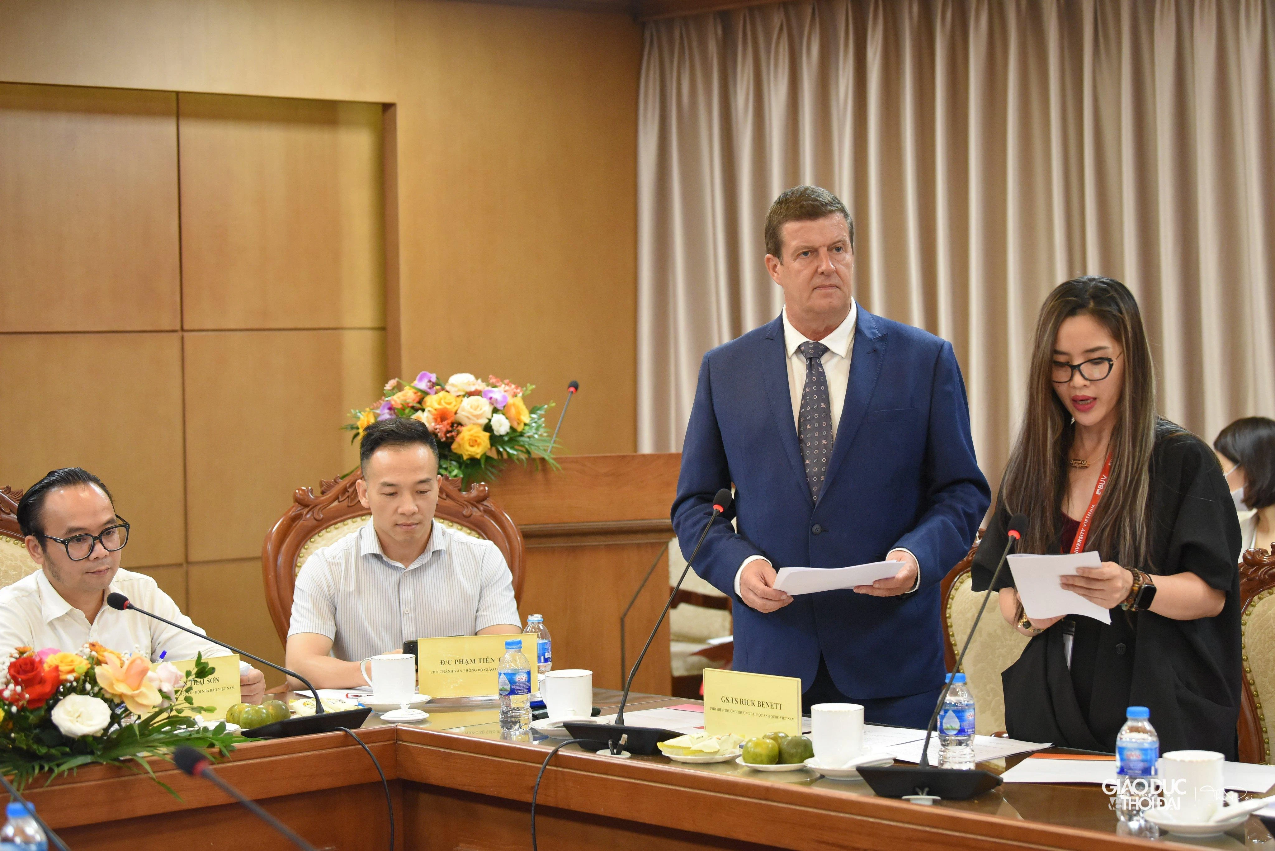 Ông Rick Benett - Phó Hiệu trưởng Trường ĐH Anh Quốc Việt Nam phát biểu. Ông Rick Benett - Phó Hiệu trưởng Trường ĐH Anh Quốc Việt Nam phát biểu.