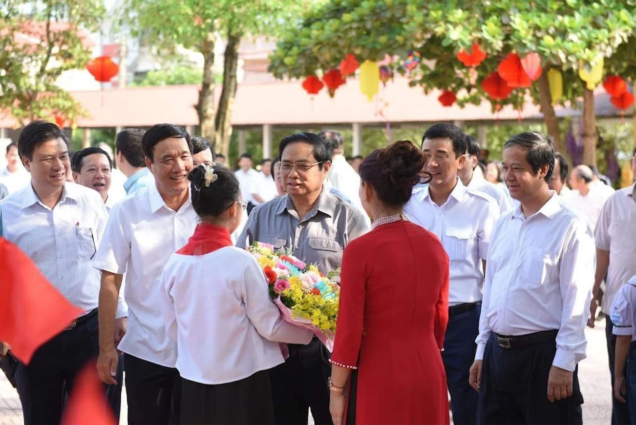 Thủ tướng thăm hỏi giáo viên và học sinh. Thủ tướng thăm hỏi giáo viên và học sinh.