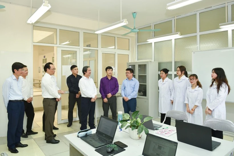 Bộ trưởng Nguyễn Kim Sơn, Thứ trưởng Hoàng Minh Sơn và đoàn công tác của Bộ GD&ĐT thăm Viện Nghiên cứu khoa học và Ứng dụng. Đơn vị này sản xuất ra các sản phẩm như: Trà Ngọc Linh, nấm, đông trùng hạ thảo,… Bộ trưởng Nguyễn Kim Sơn, Thứ trưởng Hoàng Minh Sơn và đoàn công tác của Bộ GD&ĐT thăm Viện Nghiên cứu khoa học và Ứng dụng. Đơn vị này sản xuất ra các sản phẩm như: Trà Ngọc Linh, nấm, đông trùng hạ thảo,…