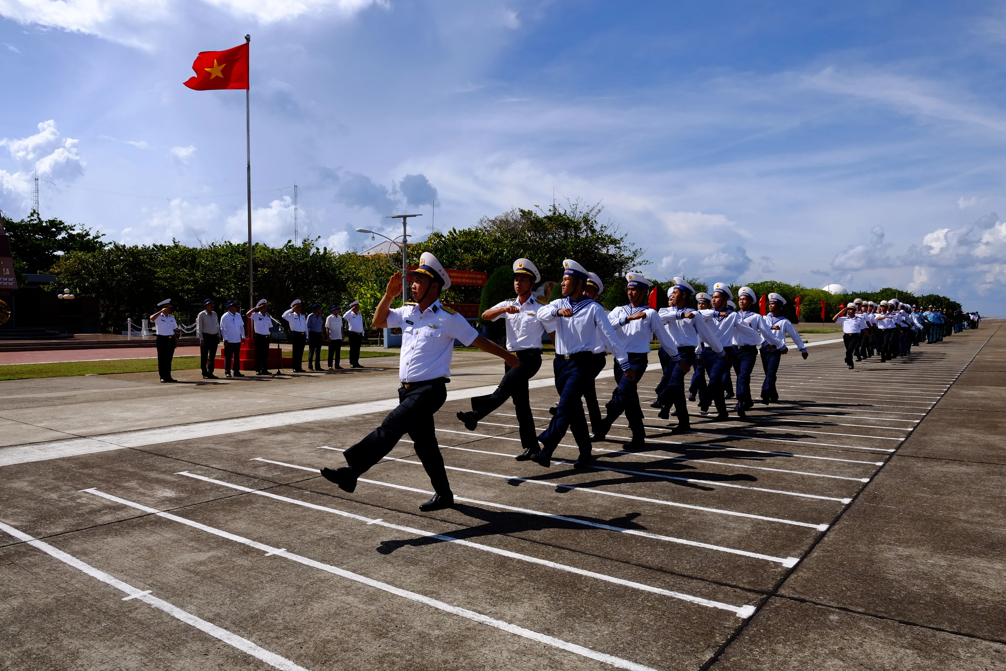 Đoàn công tác tham dự lễ chào cờ trên đảo Trường Sa. Đoàn công tác tham dự lễ chào cờ trên đảo Trường Sa.