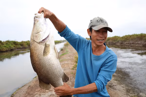 Một người dân khoe chiến lợi phẩm bắt được.