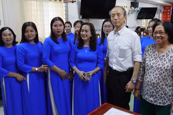 Ông Ono Masuo chụp ảnh lưu niệm cùng cán bộ, giáo viên lớp tập huấn.