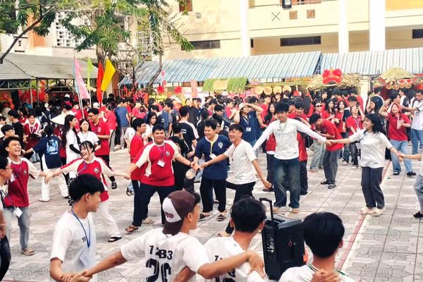 Hội Xuân tại Trường THPT Hồ Thị Kỷ, Cà Mau.