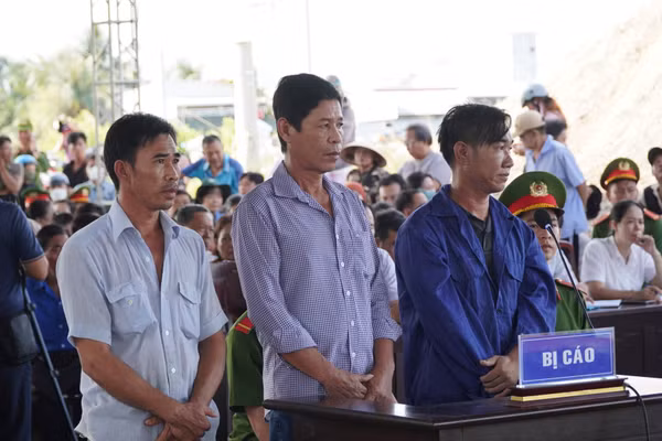 Các bị cáo Lý, Đệ, Linh tại tòa.