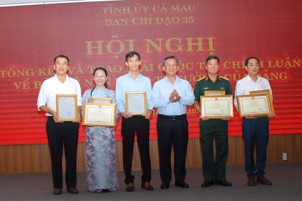 Các tác giả, nhóm tác giả đạt giải A cuộc thi.