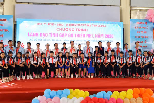 Lãnh đạo tỉnh Cà Mau chụp ảnh lưu niệm cùng thiếu nhi.
