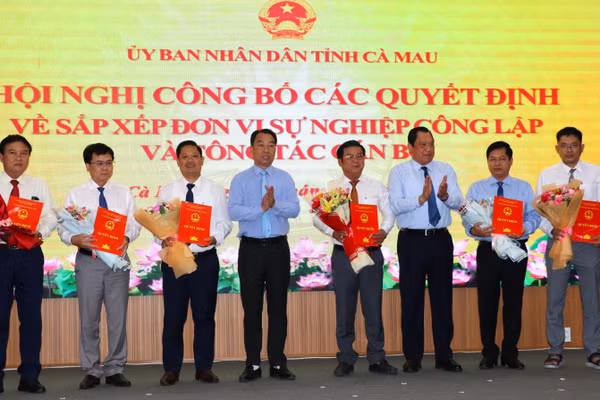 Lãnh đạo tỉnh Cà Mau trao các Quyết định bổ nhiệm Giám đốc và các Phó Giám đốc Ban QLDA xây dựng tỉnh.