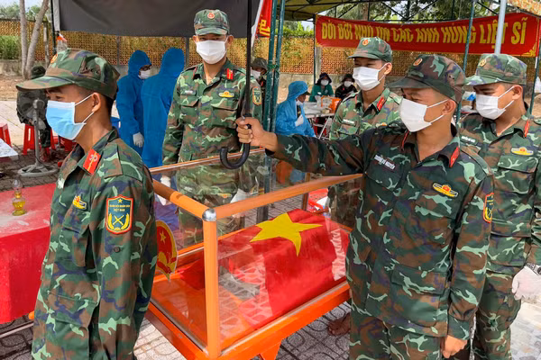 Cán bộ, chiến sĩ Bộ CHQS tỉnh Cà Mau tận tâm thực hiện nhiệm vụ tìm kiếm, quy tập hài cốt liệt sĩ. Ảnh: Phú Quang.