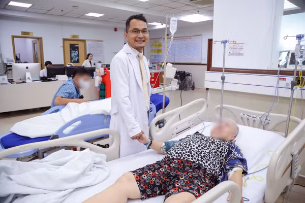 Bác sĩ kiểm tra sức khỏe bệnh nhân bị đột quỵ.