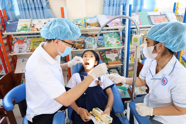 Một học sinh được thăm khám nha.