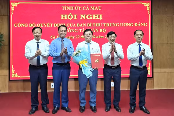 Lãnh đạo tỉnh chúc mừng ông Nguyễn Văn Nguyên, Giám đốc Sở Giáo dục và Đào tạo.