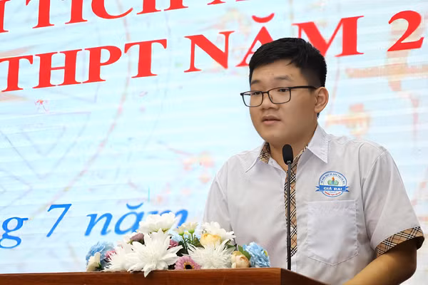 Bùi Lê Hà Nhân, đại diện học sinh đạt thành tích cao phát biểu tại lễ tuyên dương.