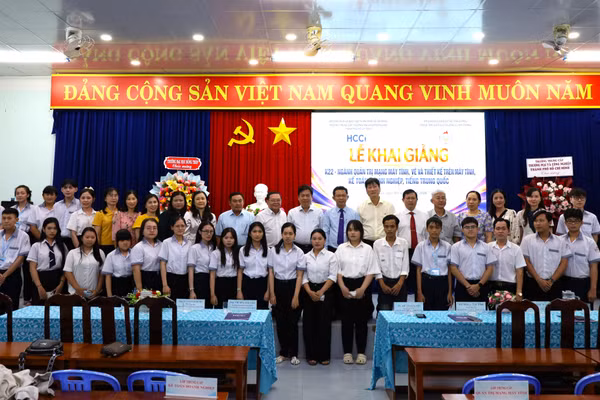 Đại biểu chụp ảnh cùng học viên tham gia khóa học. Ảnh: QM.