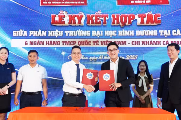 Phân hiệu Trường Đại học Bình Dương tại Cà Mau ký kết hợp tác với doanh nghiệp trong việc hỗ trợ việc làm cho sinh viên.