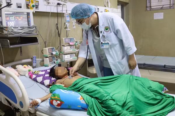 Bệnh nhân đã được chuyển đến khoa Hồi sức nhi để tiếp tục điều trị.