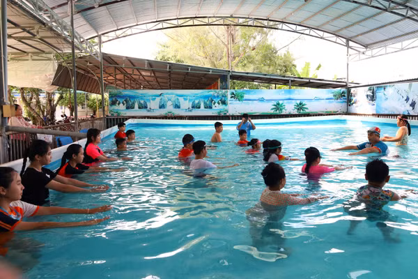 Trẻ em tham gia lớp học bơi miễn phí.