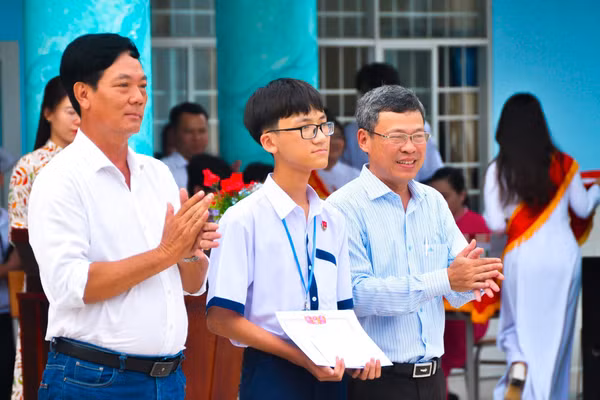 Trần Nhật Tân (đứng giữa) là học sinh tiêu biểu của Trường THPT chuyên Bạc Liêu (phường Bạc Liêu, Cà Mau).