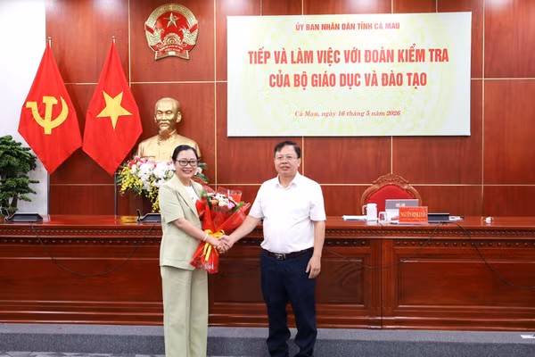 Thứ trưởng Nguyễn Thị Quyên Thanh và lãnh đạo Sở GD&ĐT Cà Mau tại buổi làm việc.