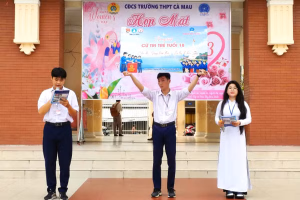 Hoạt động tuyên truyền bầu cử tại Trường THPT Hồ Thị Kỷ (Cà Mau).