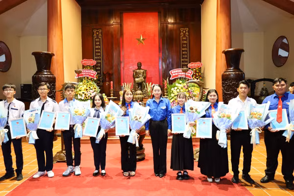 Nhóm Học sinh, sinh viên được tuyên dương.