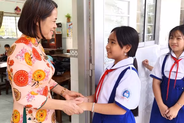 Cô trò Trường Tiểu học Cái Đôi Vàm 1 vui vẻ thăm hỏi nhau sau kỳ nghỉ Tết.