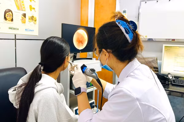 Bác sĩ nội soi tai bệnh nhân.